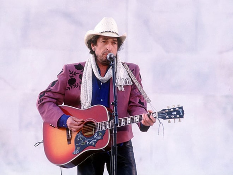 Chân dung nhạc sĩ đầu tiên trong lịch sử đoạt… Nobel Văn học - 25 1993: Bob Dylan biểu diễn trong lễ nhậm chức của Tổng thống Mỹ Bill Clinton tổ chức tại đài tưởng niệm Lincoln Memorial ở Washington DC ngày 17/1/1993.