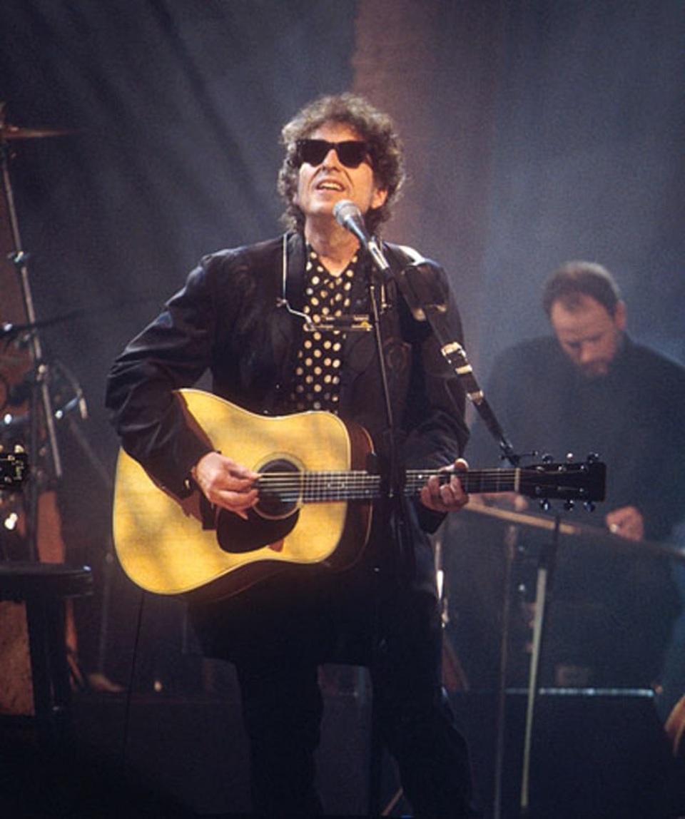 Chân dung nhạc sĩ đầu tiên trong lịch sử đoạt… Nobel Văn học - 26 1994: Bob Dylan biểu diễn tại một sự kiện âm nhạc ở New York, Mỹ.