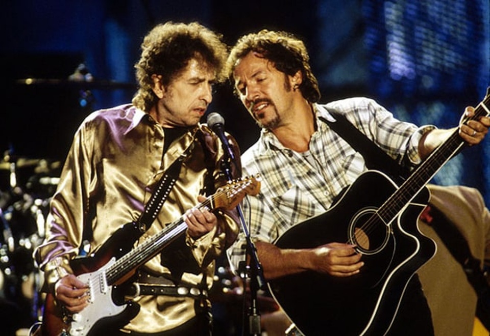 Chân dung nhạc sĩ đầu tiên trong lịch sử đoạt… Nobel Văn học - 27 1995: Bob Dylan biểu diễn chung với Bruce Springsteen tại Cleveland, Ohio, Mỹ.