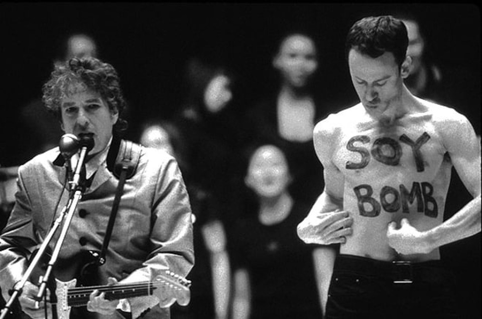 Chân dung nhạc sĩ đầu tiên trong lịch sử đoạt… Nobel Văn học - 29 1998: Bob Dylan biểu diễn tại lễ trao giải Grammy 1998.