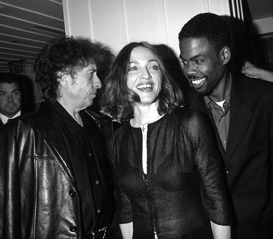 Chân dung nhạc sĩ đầu tiên trong lịch sử đoạt… Nobel Văn học - 30 1999: Bob Dylan, Madonna và Chris Rock cùng xuất hiện tại lễ trao giải Oscar.