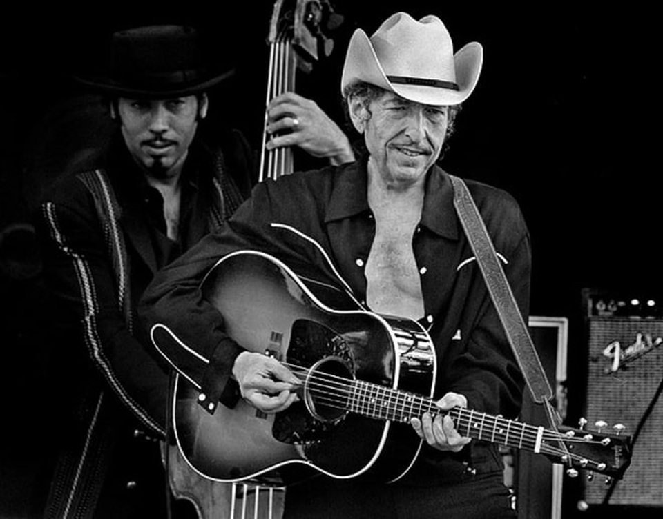 Chân dung nhạc sĩ đầu tiên trong lịch sử đoạt… Nobel Văn học - 31 2002: Bob Dylan biểu diễn tại Baltimore, Maryland, Mỹ.
