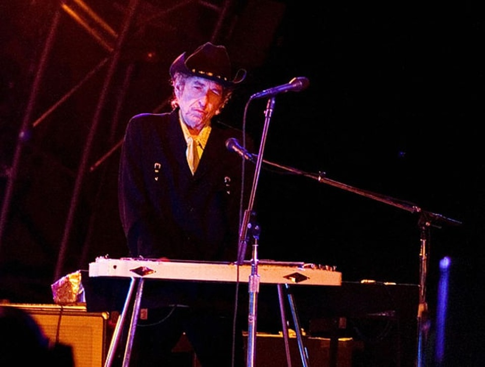 Chân dung nhạc sĩ đầu tiên trong lịch sử đoạt… Nobel Văn học - 33 2006: Bob Dylan biểu diễn tại một lễ hội âm nhạc ở Roskilde, Đan Mạch.