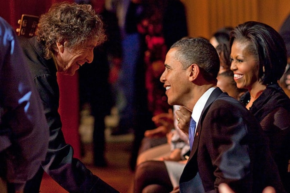 Chân dung nhạc sĩ đầu tiên trong lịch sử đoạt… Nobel Văn học - 34 2010: Bob Dylan bắt tay Tổng thống Mỹ Barack Obama sau một phần biểu diễn tại sự kiện tổ chức ở Nhà Trắng.