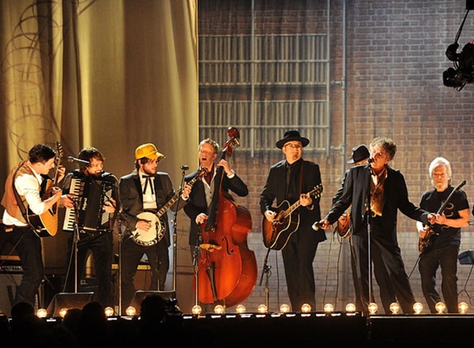 Chân dung nhạc sĩ đầu tiên trong lịch sử đoạt… Nobel Văn học - 35 2011: Hai ban nhạc rock - Mumford & Sons và Avett Brothers - cùng biểu diễn với Bob Dylan tại lễ trao giải Grammy 2011.