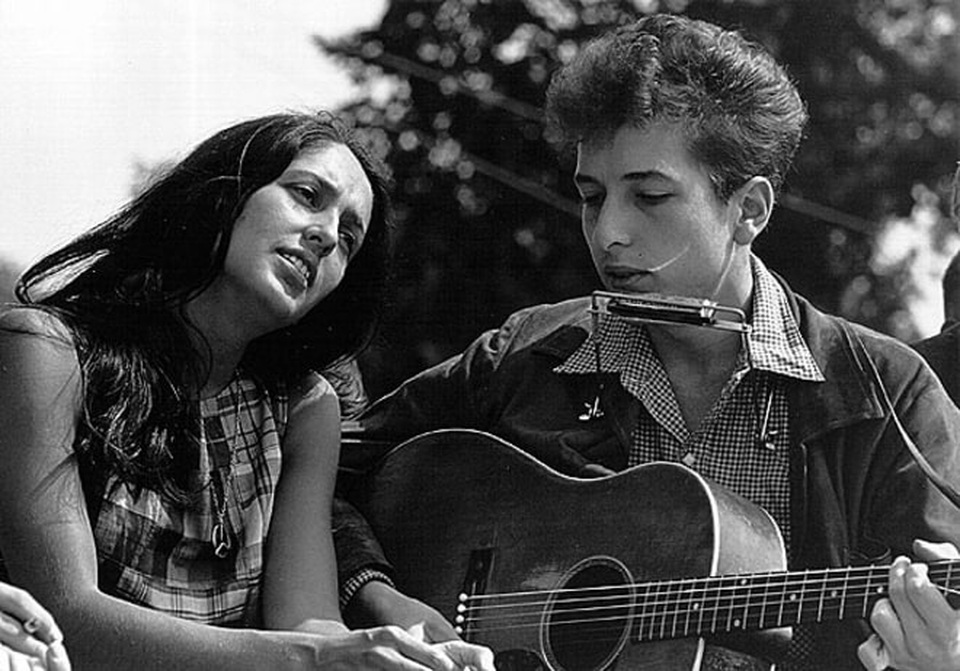 Chân dung nhạc sĩ đầu tiên trong lịch sử đoạt… Nobel Văn học - 4 1963: Bob Dylan và nữ ca sĩ Joan Baez - những biểu tượng âm nhạc của giới trẻ Mỹ thập niên 1960.