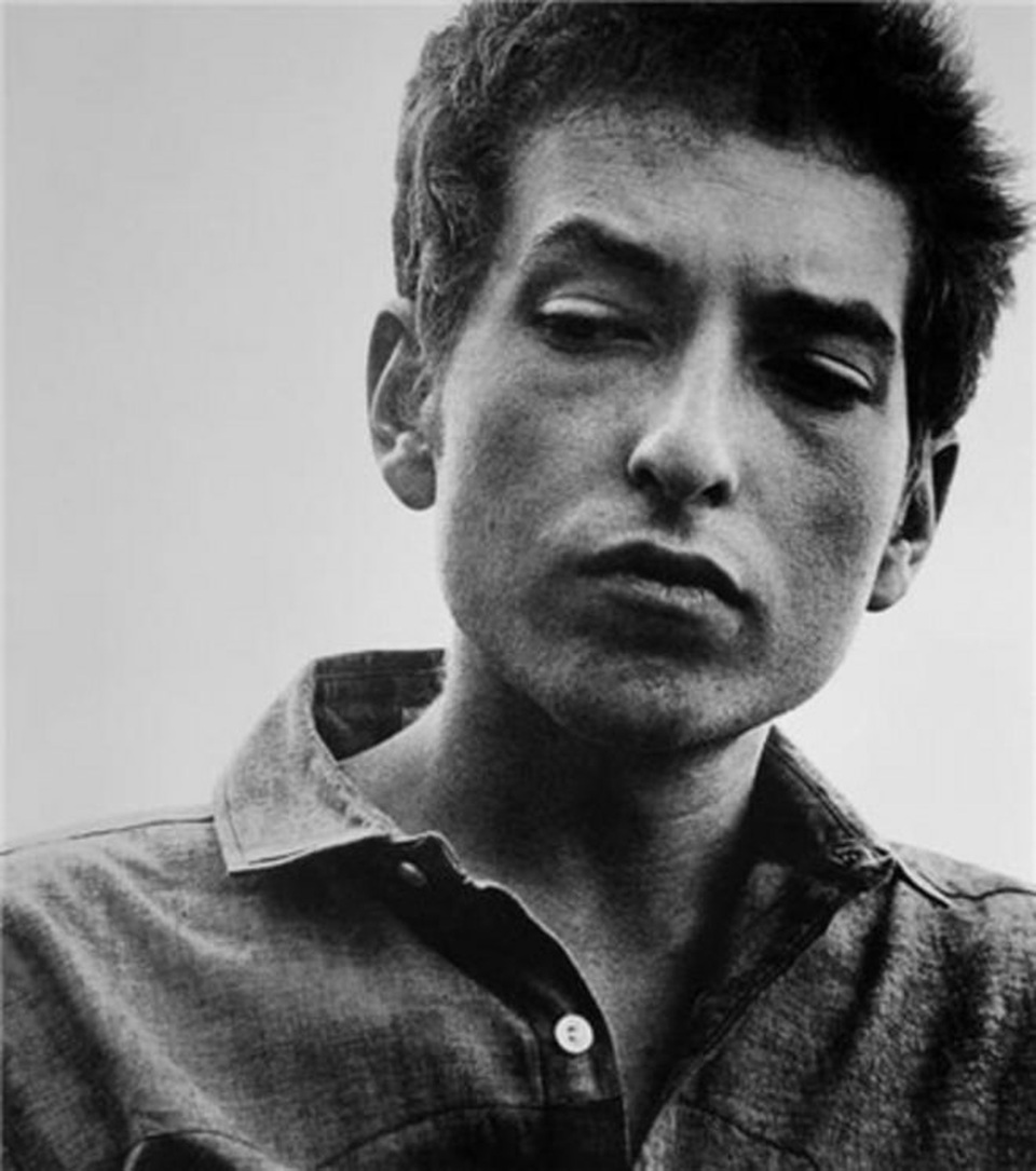 Chân dung nhạc sĩ đầu tiên trong lịch sử đoạt… Nobel Văn học - 6 1963: Hình ảnh này của Bob Dylan sẽ xuất hiện trên bìa album thứ ba - “The Times They Are a-Changin” (1964).