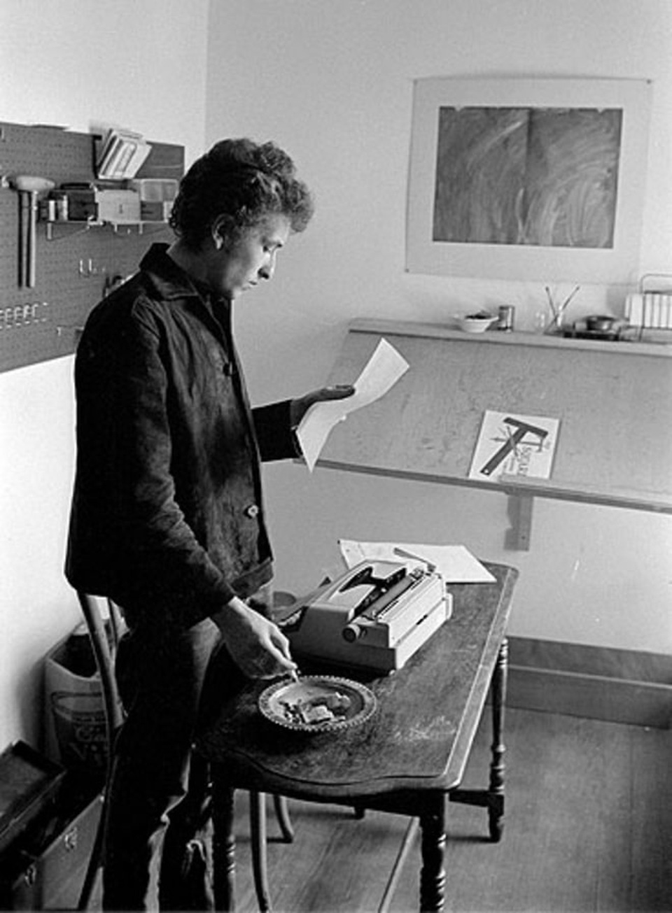 Chân dung nhạc sĩ đầu tiên trong lịch sử đoạt… Nobel Văn học - 7 1964: Bob Dylan viết ra những ý tưởng phác thảo cho album “Another Side of Bob Dylan” (1964). Trong sự nghiệp của mình, Bob Dylan sáng tác 522 ca khúc, cho ra mắt 37 album thu âm trong studio, 11 album ghi hình các tour lưu diễn, 31 album hợp tuyển, 58 đĩa đơn và 6 album cộng tác với các nghệ sĩ khác. Những con số này đã cho thấy sức sáng tạo dồi dào “khủng khiếp” của Bob Dylan.