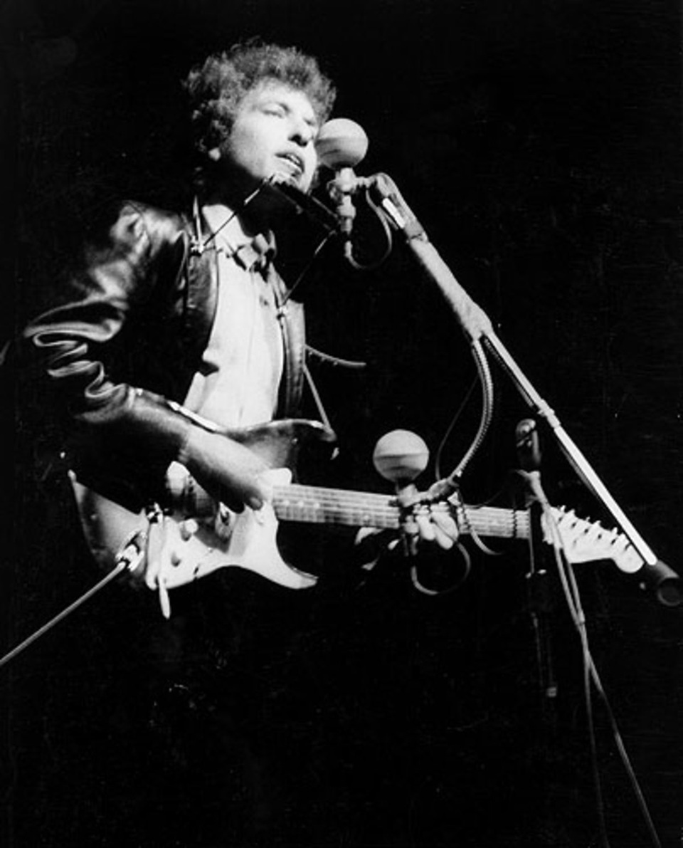 Chân dung nhạc sĩ đầu tiên trong lịch sử đoạt… Nobel Văn học - 8 1965: Bob Dylan biểu diễn tại một lễ hội âm nhạc hồi năm 1965.
