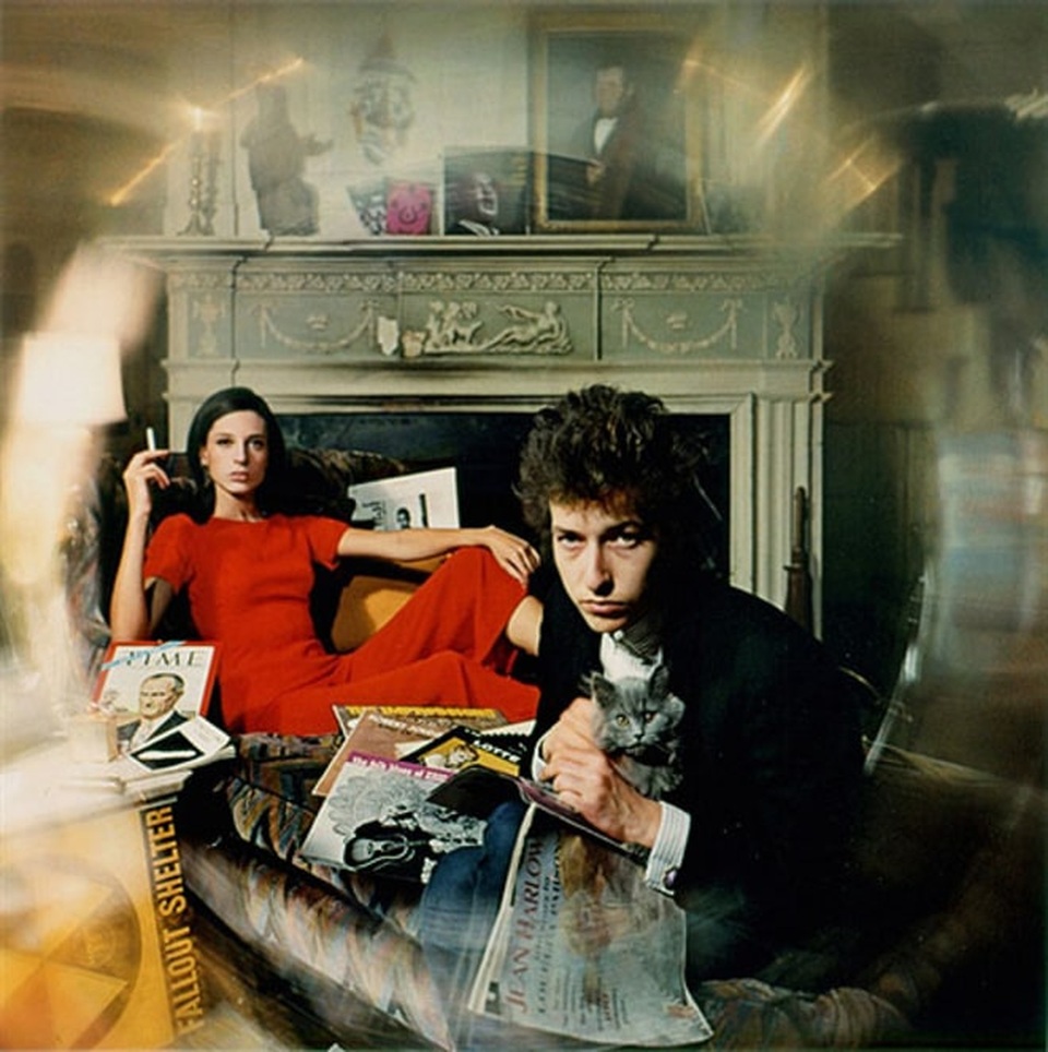 Chân dung nhạc sĩ đầu tiên trong lịch sử đoạt… Nobel Văn học - 9 1965: Bob Dylan chụp hình cho bìa album “Bringing It All Back Home” (1965).