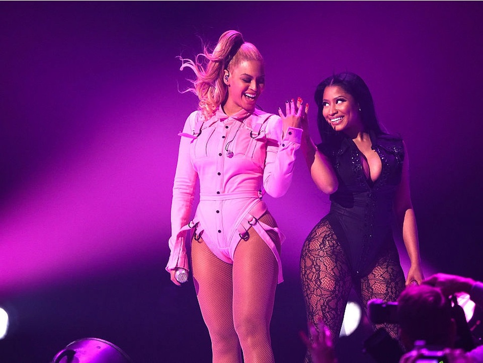 Nữ ca sĩ Nicki Minaj (1m57) trở nên “tí hon” khi đứng cạnh Beyonce (1m70).