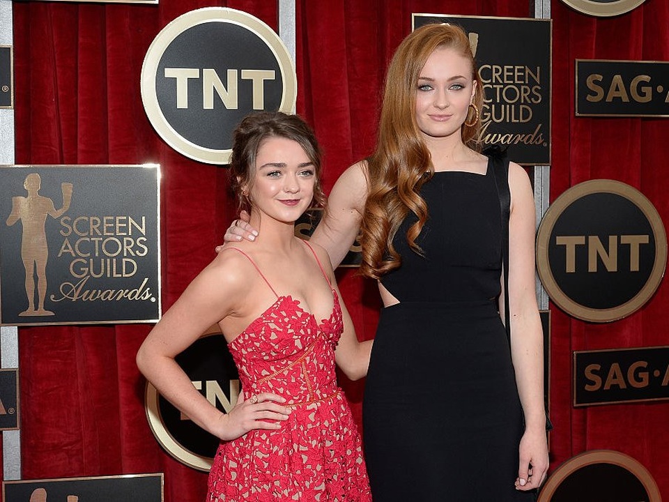 Hai nữ diễn viên của loạt phim truyền hình “Trò chơi vương quyền” - Maisie Williams (vai Arya Stark) và Sophie Turner (vai Sansa Stark) - chỉ cách nhau một tuổi nhưng họ có sự khác biệt lớn về ngoại hình. Maisie cao 1m55, còn Sophie cao 1m75.