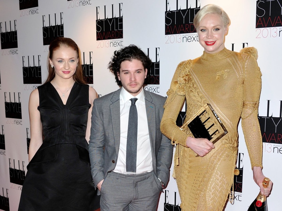 Trên phim, không ai nghĩ Kit Harington (vai Jon Snow) của “Trò chơi vương quyền” lại là một người đàn ông có vóc dáng không lấy gì làm cao lớn. Thực tế Kit cao 1m72 và vẫn thấp hơn nữ diễn viên Sophie Turner (vai Sansa Stark) và càng thấp hơn nữ diễn viên cao lớn Gwendoline Christie (vai nữ chiến binh Brienne xứ Tarth) với chiều cao 1m90.