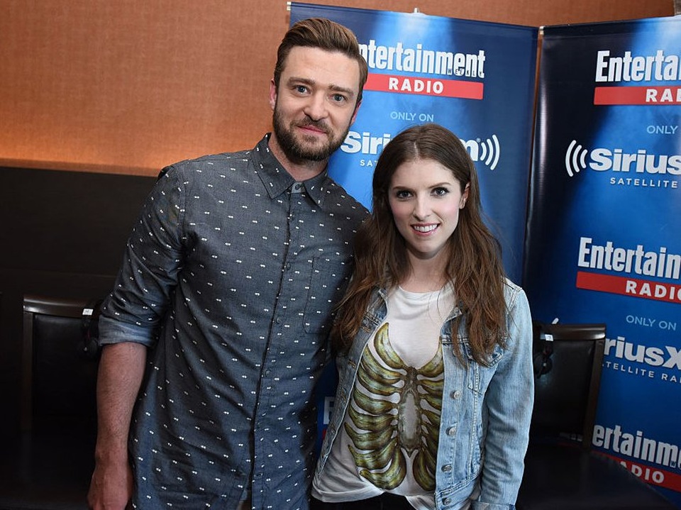 Nữ diễn viên Anna Kendrick (1m57) trông thật bé nhỏ khi đứng cạnh nam ca sĩ Justin Timberlake.