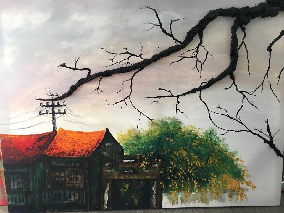 Tranh phong cảnh Hà Nội kết hợp giữa ngôn ngữ hội họa cổ điển và đương đại với những cành cây được thực hiện bằng chất liệu khăn giấy.