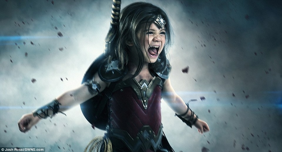 Cô bé Nellee 3 tuổi hóa thân thành nữ siêu anh hùng Wonder Woman.