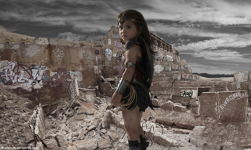 Vốn là một nhiếp ảnh gia hoạt động trong lĩnh vực chụp ảnh thương mại và quảng cáo, Josh Rossi thường nhận được những hợp đồng đòi hỏi ý tưởng sáng tạo ấn tượng.