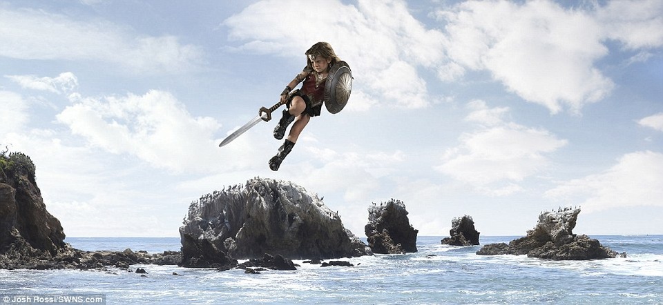 Để chuẩn bị cho buổi chụp hình đặc biệt nhân dịp kỷ niệm sinh nhật của con gái, nhiếp ảnh gia Josh Rossi đã có sự trợ giúp của vợ trong việc hóa trang tạo hình cho cô bé Nellee bao gồm cả chuẩn bị trang phục và trang điểm.