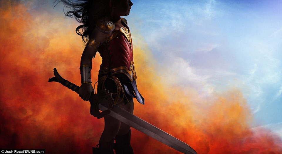 Josh Russi là một nhiếp ảnh gia chuyên chụp ảnh quảng cáo, vì vậy, anh liên tục phải nảy ra những ý tưởng sáng tạo cho các đề tài nhiếp ảnh của mình.