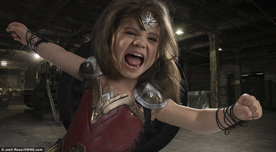 Bộ ảnh có gam màu và tạo hình giống hệt phong cách của Wonder Woman trong phiên bản điện ảnh “Batman V Superman: Dawn Of Justice” (2016).