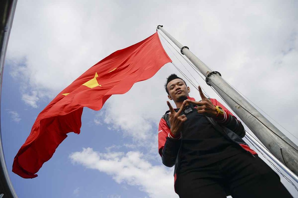 Sợ độ cao và khoảnh khắc “thót tim” của Hoàng Phi khi chạm đến cột cờ Lũng Cú - 14 Hành trình chinh phục cực Bắc sẽ là kỷ niệm không thể quên của Hoàng Phi