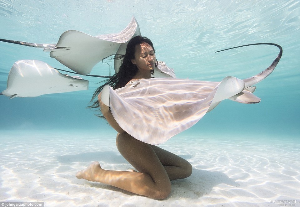 Rava Ray có sở thích lặn khỏa thân bên những sinh vật biển nguy hiểm nhất của đại dương. Cô là một người mẫu nghiệp dư, các nhiếp ảnh gia luôn săn đón để được chụp những bộ ảnh ngoạn mục ghi lại cảnh lặn biển của Rava Ray.