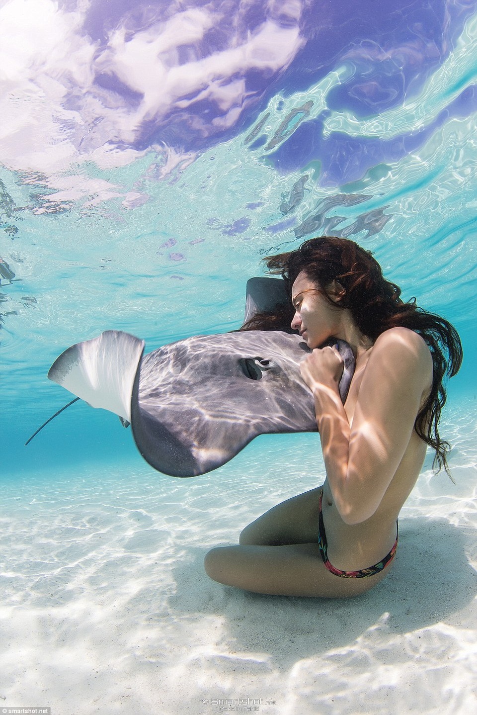 Rất nhiều người khi xem những bức ảnh của Rava Ray đã không khỏi lo lắng cho tính mạng của cô, nhưng vốn là một cô bé lớn lên bên biển cả, Rava Ray cảm thấy quá đỗi thân quen với những loài sinh vật biển đến mức không còn bất cứ nỗi sợ nào nữa.