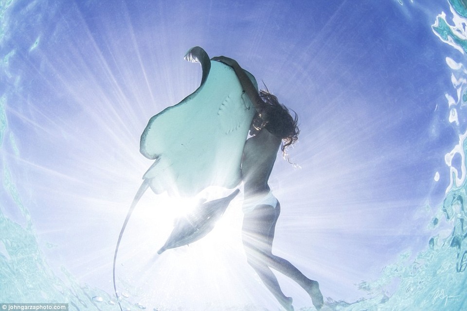 
Rava Ray cho biết có rất nhiều nhiếp ảnh gia liên hệ để được chụp hình cô trong những lần lặn biển, nhưng cô chỉ tin tưởng 3 tay máy thân thiết. Rava Ray thường ôm những chú cá đuối vào sát nơi trái tim bởi cô rất yêu những sinh vật biển này và rất thích lặn cùng với chúng.
