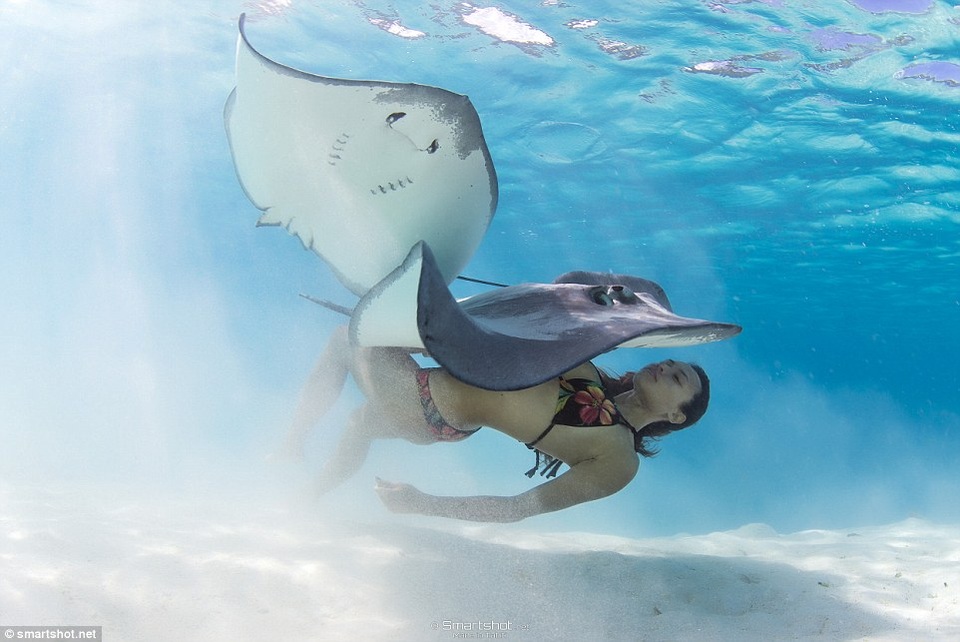 Rava thích lặn cùng với bạn bè để được cảm thấy như thể “trở về tuổi thơ”.