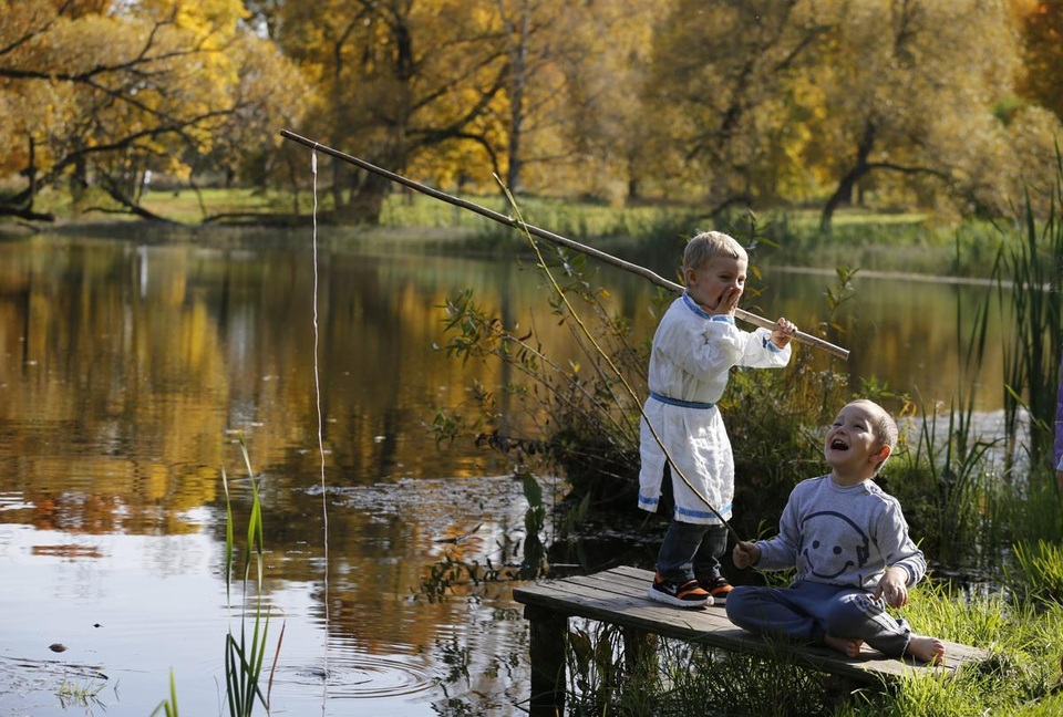 Hai cậu bé vui đùa bên hồ ở ngoại ô Minsk, Belarus.