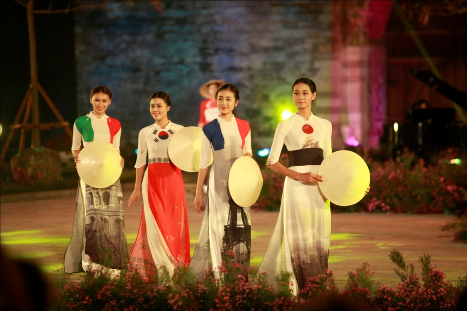 Trình diễn thời trang mở màn cho ngày chiếu phim Việt Nam - 1