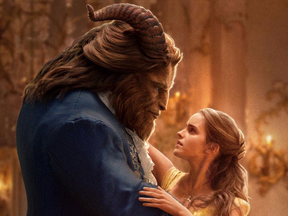 Tạo hình của chàng hoàng tử quái vật trong phiên bản “live-action” vừa đòi hỏi phải giống như trong phiên bản nguyên gốc để không trở nên quá xa lạ, nhưng cũng đồng thời phải đảm bảo tính thẩm mỹ nhất định dù đây vốn là một quái vật gớm ghiếc. Trong tạo hình mới, bộ sừng của chàng quái vật to hơn và bộ bờm của chàng giống với tóc hơn là… lông.