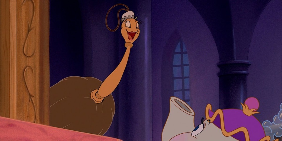 Trong phiên bản hoạt hình 1991, Fifi có ngoại hình không mấy “điệu đà”. Trong phiên bản “live-action” lần này, cô sẽ được đổi tên là Plumette và là một chiếc chổi lông trắng muốt xinh xắn có thể bay lượn. Fifi/Plumette chính là người yêu của anh đèn nến Lumiere.