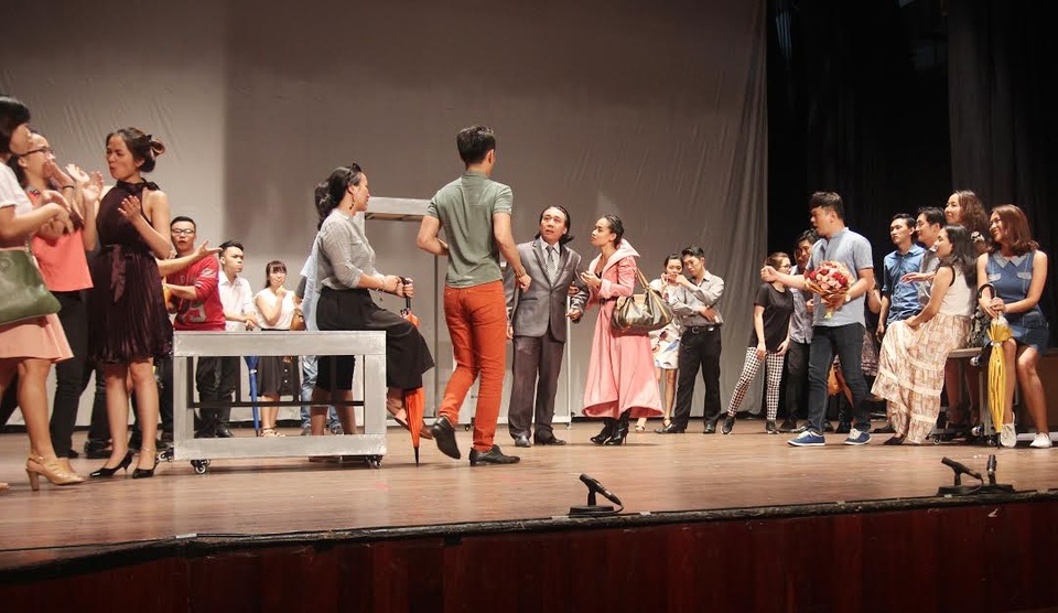 “Cuộc sống Paris” lộng lẫy phong cách Broadway - 1 Các nghệ sĩ đang tập luyện “Cuộc sống Paris”