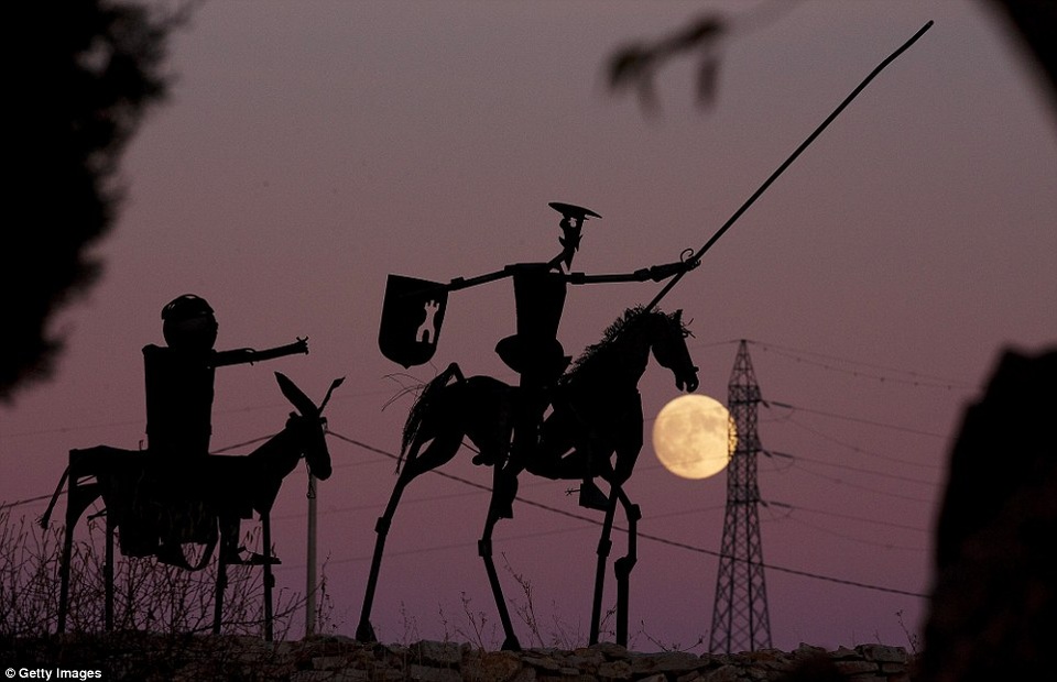 Mặt trăng bên bức tượng “Đôn Kihôtê xứ Mancha” ở đô thị Munera, Tây Ban Nha.