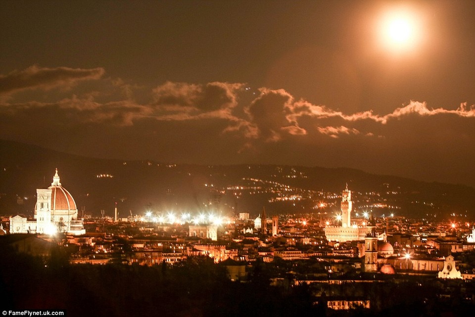 Vẻ đẹp siêu trăng ở khắp nơi trên thế giới - 1 Siêu trăng ở thành phố Florence, Ý.