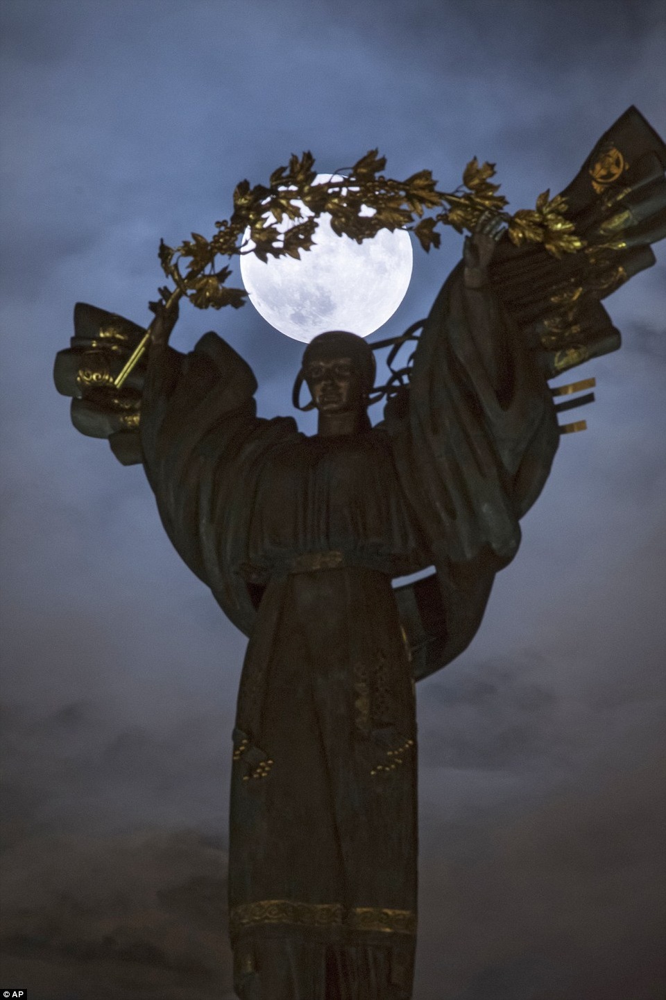 Vẻ đẹp siêu trăng ở khắp nơi trên thế giới - 11 Trăng lên ở Kiev, Ukraine.