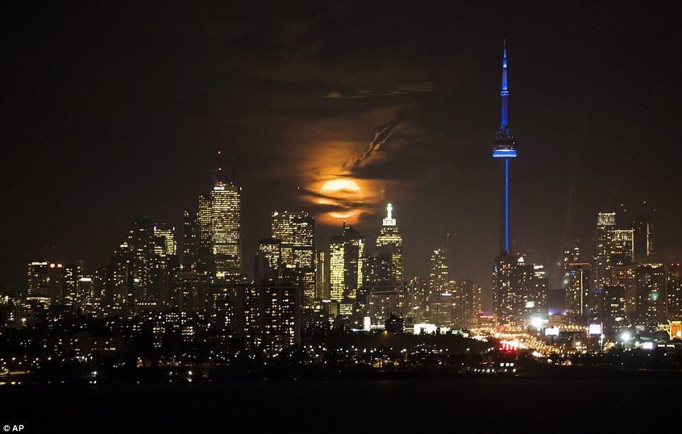 Vẻ đẹp siêu trăng ở khắp nơi trên thế giới - 20 Toronto, Canada.