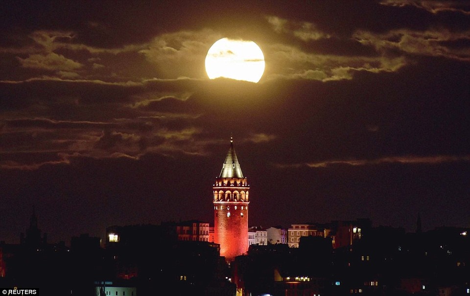 Vẻ đẹp siêu trăng ở khắp nơi trên thế giới - 21 Istanbul, Thổ Nhĩ Kỳ.