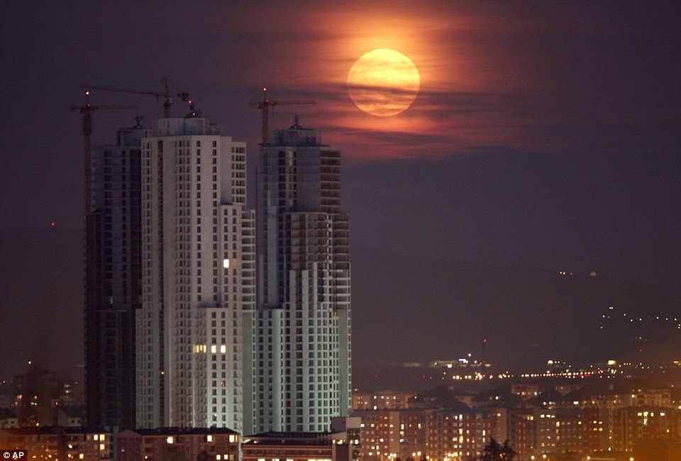 Vẻ đẹp siêu trăng ở khắp nơi trên thế giới - 22 Thủ đô Skopje của Macedonia.