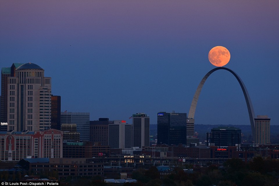 Vẻ đẹp siêu trăng ở khắp nơi trên thế giới - 3 Siêu trăng ở thành phố St Louis, bang Missouri, Mỹ.