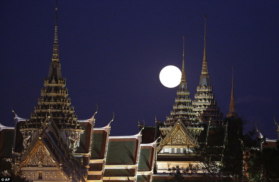 Vẻ đẹp siêu trăng ở khắp nơi trên thế giới - 7 Trăng lên trên Hoàng cung ở Bangkok, Thái Lan.