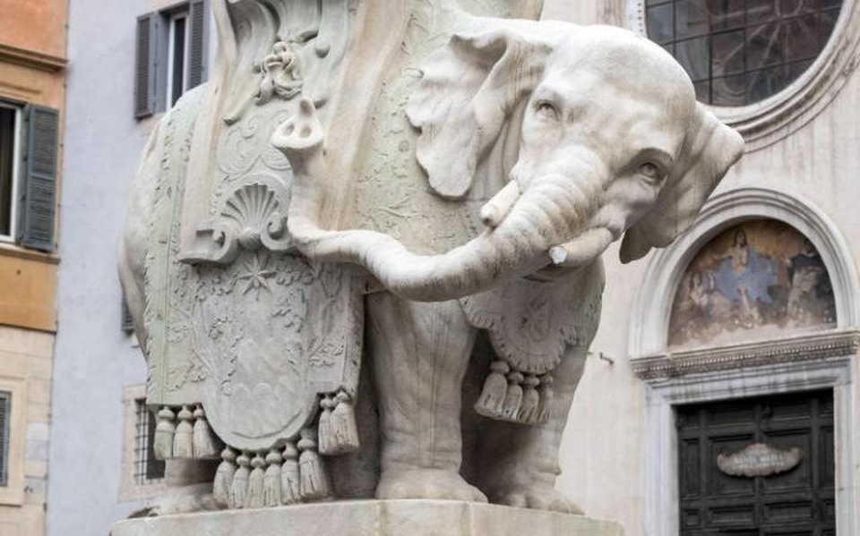 Thành Rome tức giận vì thêm một di sản nghệ thuật bị phá hoại - 1 Bức tượng “Voi và tháp” của nghệ sĩ người Ý Gian Lorenzo Bernini đã bị phá hoại trong đêm chủ nhật vừa qua.