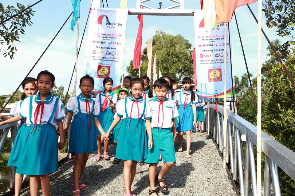 Người dân xã Tân Lộc phấn khởi đi trên chiếc cầu mới - 2 Các em học sinh trường tiểu học Tân Lập tung tăng trên cây cầu thép dây văng