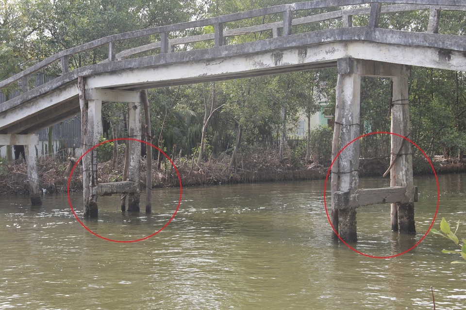 Người dân xã Tân Lộc phấn khởi đi trên chiếc cầu mới - 6 Cây cầu Cựa Gà cũ bị bong tróc bê tông, trơ cả lõi sắt ra ngoài