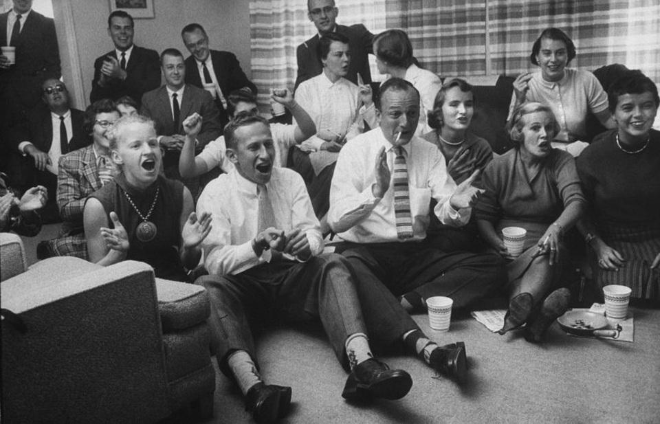 Những người bạn cùng hẹn nhau tập trung ở một nhà để xem trận bóng bầu dục gay cấn. Ảnh chụp hồi năm 1957.