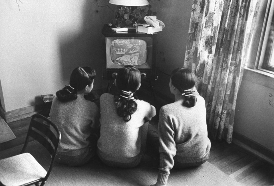Ba người phụ nữ gốc Á cùng ngồi xem TV. Ảnh chụp ở thành phố Chicago, năm 1960.