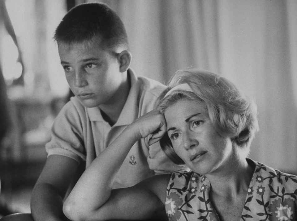 Vợ của phi hành gia Scott Carpenter và con trai của anh - cậu bé Mac đang cùng theo dõi qua truyền hình chuyến bay vòng quanh quỹ đạo Trái Đất do anh thực hiện hồi năm 1962. Phi hành gia Scott Carpenter là phi hành gia thứ hai trong lịch sử NASA thực hiện chuyến bay vòng quanh quỹ đạo Trái Đất kéo dài gần 5 tiếng đồng hồ.