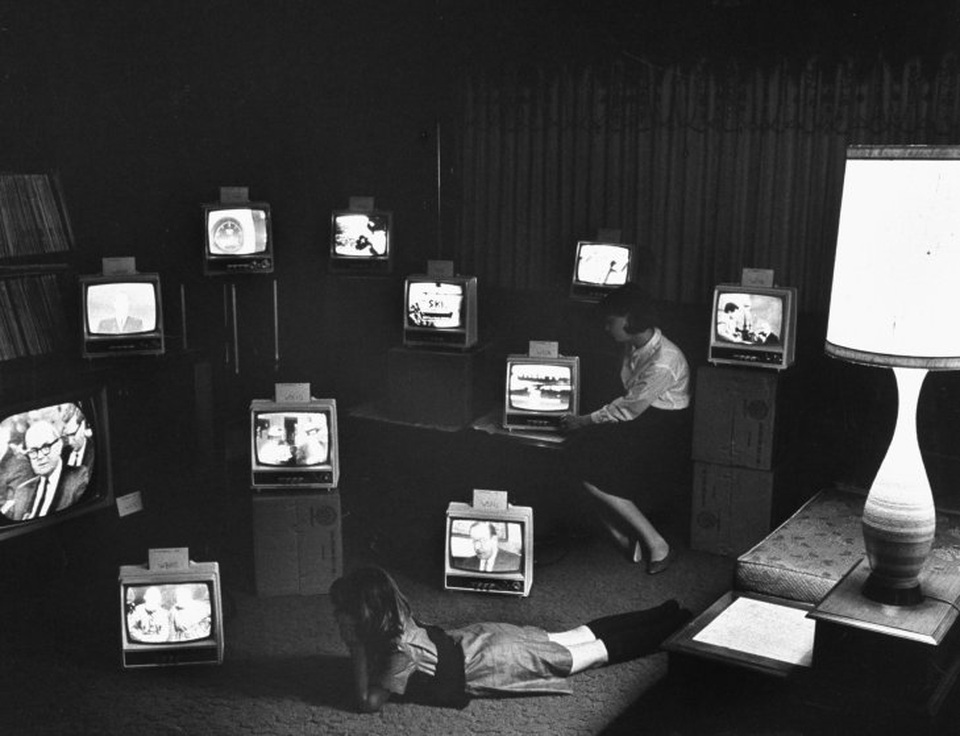 Những chiếc TV dùng “ăng-ten râu” đặt trong một phòng trưng bày thiết bị điện tử. Ảnh chụp ở thành phố Elmira, bang New York, Mỹ, hồi năm 1966.