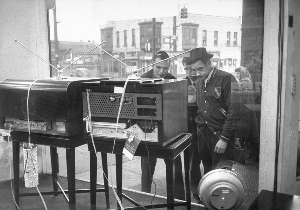 Những người đàn ông tập trung trước một cửa tiệm ở bang Pennsylvania để xem chương trình truyền hình đang phát trên những chiếc TV hàng mẫu. Ảnh chụp năm 1948.